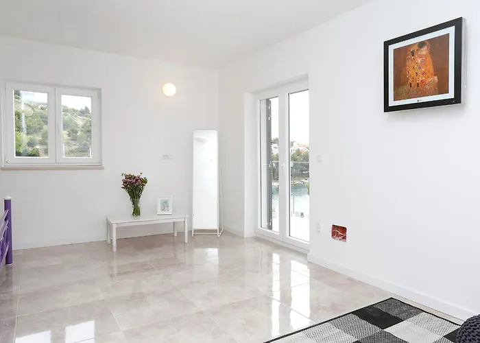 Villa Spacious Seafront With Pool, Tennis, Gym & Bbq L *