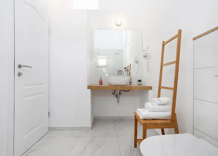 Spacious Seafront With Pool, Tennis, Gym & Bbq L Vila Zaboric