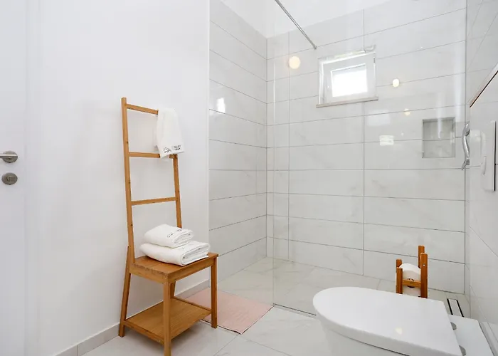 Spacious Seafront With Pool, Tennis, Gym & Bbq L * Zaboric