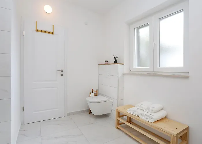 Vila Spacious Seafront With Pool, Tennis, Gym & Bbq L *