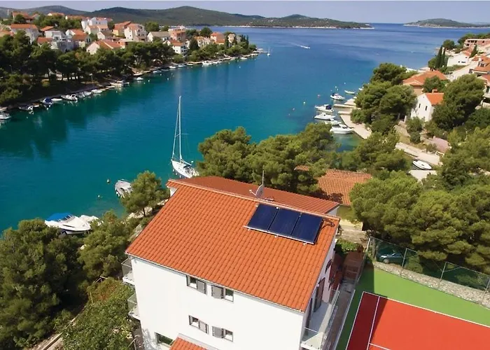 Spacious Seafront With Pool, Tennis, Gym & Bbq L *