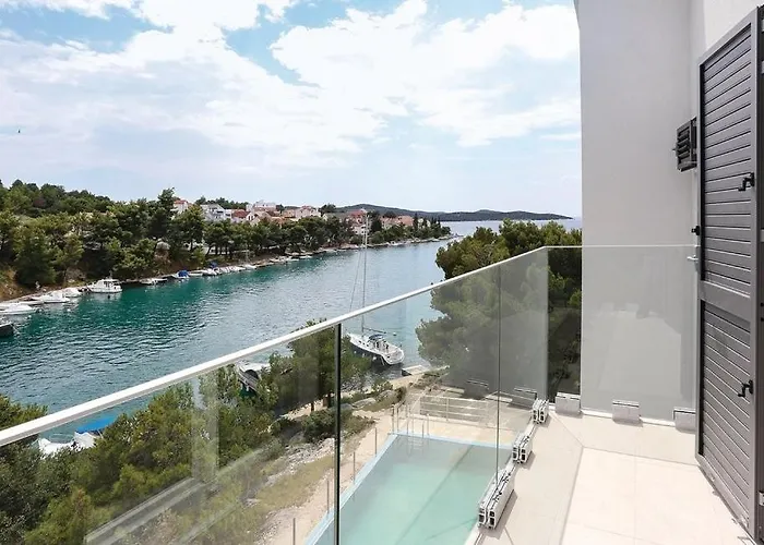 Spacious Seafront With Pool, Tennis, Gym & Bbq L *