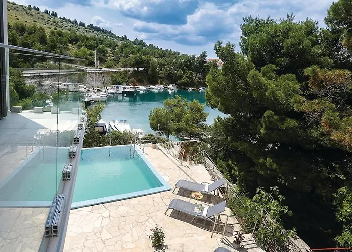 Spacious Seafront With Pool, Tennis, Gym & Bbq L