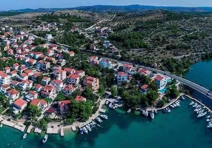 Spacious Seafront With Pool, Tennis, Gym & Bbq L Zaboric