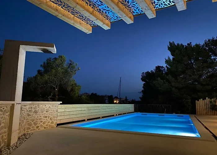 Spacious Seafront With Pool, Tennis, Gym & Bbq L