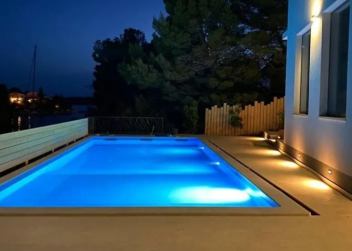 Spacious Seafront With Pool, Tennis, Gym & Bbq L *