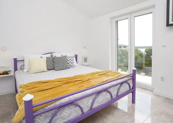 Spacious Seafront With Pool, Tennis, Gym & Bbq L *