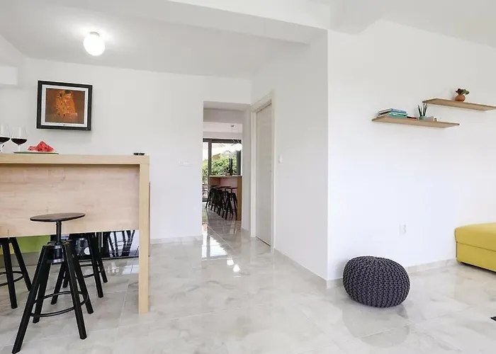 Spacious Seafront With Pool, Tennis, Gym & Bbq L *