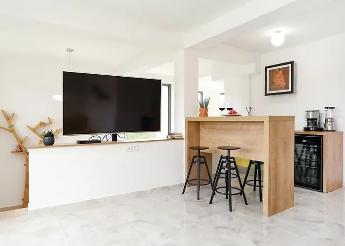 Spacious Seafront With Pool, Tennis, Gym & Bbq L