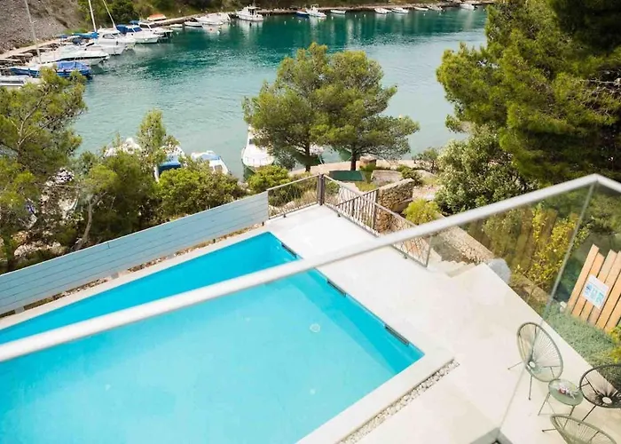 Villa Spacious Seafront With Pool, Tennis, Gym & Bbq L Zaboric