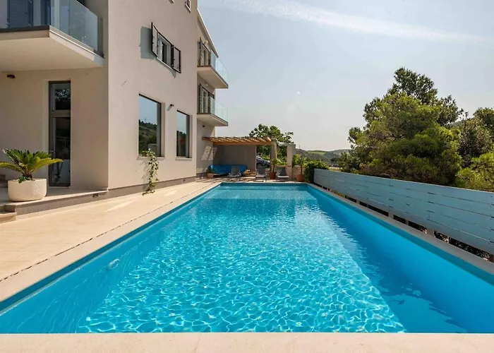 Spacious Seafront With Pool, Tennis, Gym & Bbq L * Zaboric