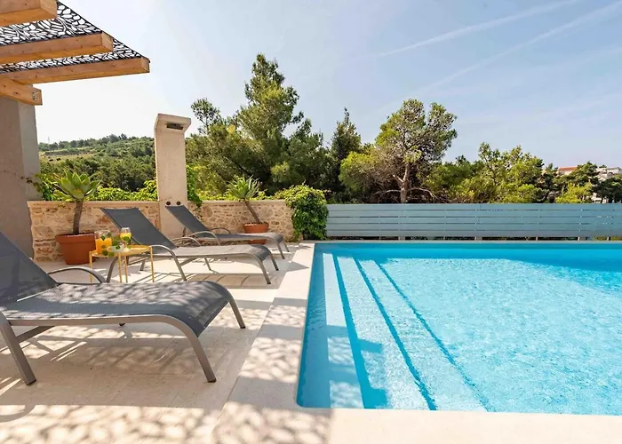 Spacious Seafront With Pool, Tennis, Gym & Bbq L فيلة زابوريتش