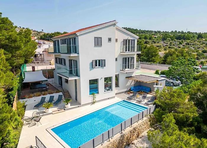 Spacious Seafront With Pool, Tennis, Gym & Bbq L * زابوريتش