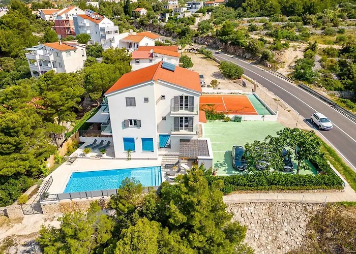 Spacious Seafront With Pool, Tennis, Gym & Bbq L *