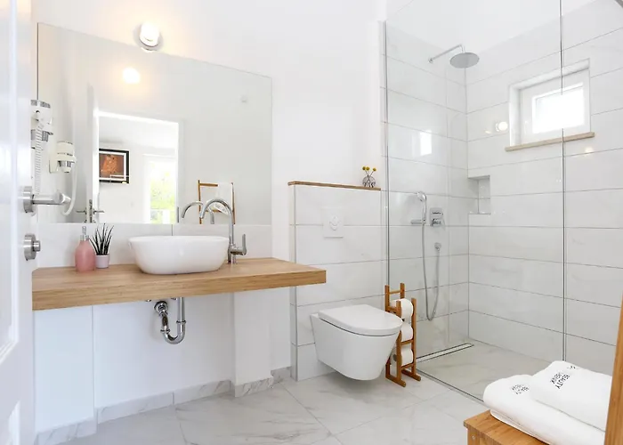 Spacious Seafront With Pool, Tennis, Gym & Bbq L